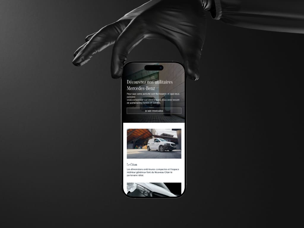 Smartphone vue de face, montrant la page d'accueil du site concession automobile