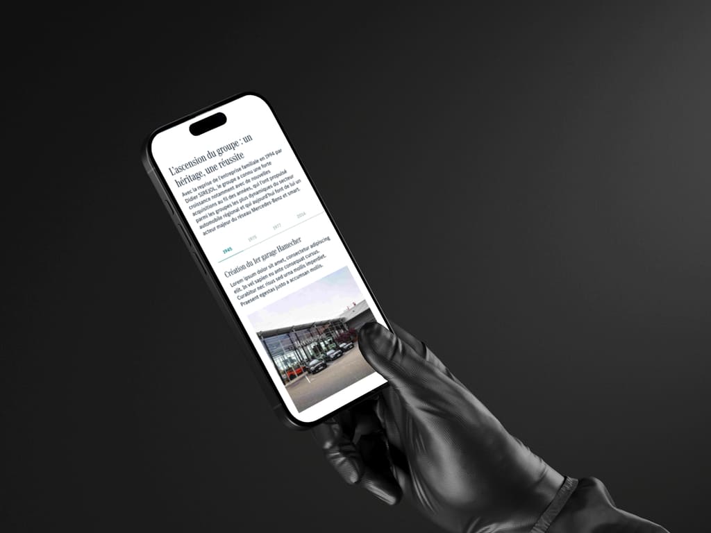 Smartphone vue de face, montrant la page groupe du site concession automobile