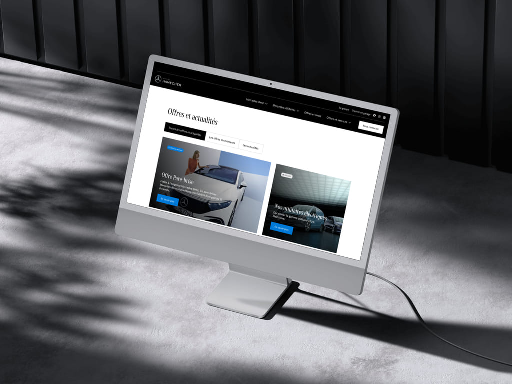 Ordinateur portable de profil, montrant la page actualité du site concession Mercedes Benz