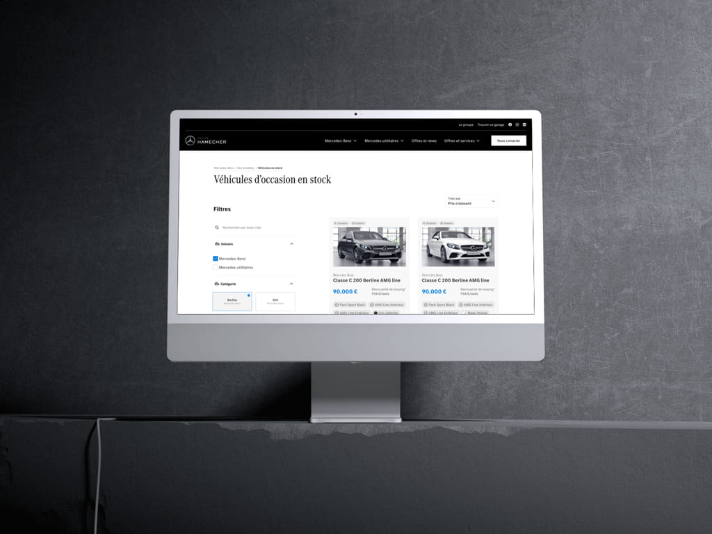 Tablette vue de face, montrant la page stock du site concession Mercedes Benz