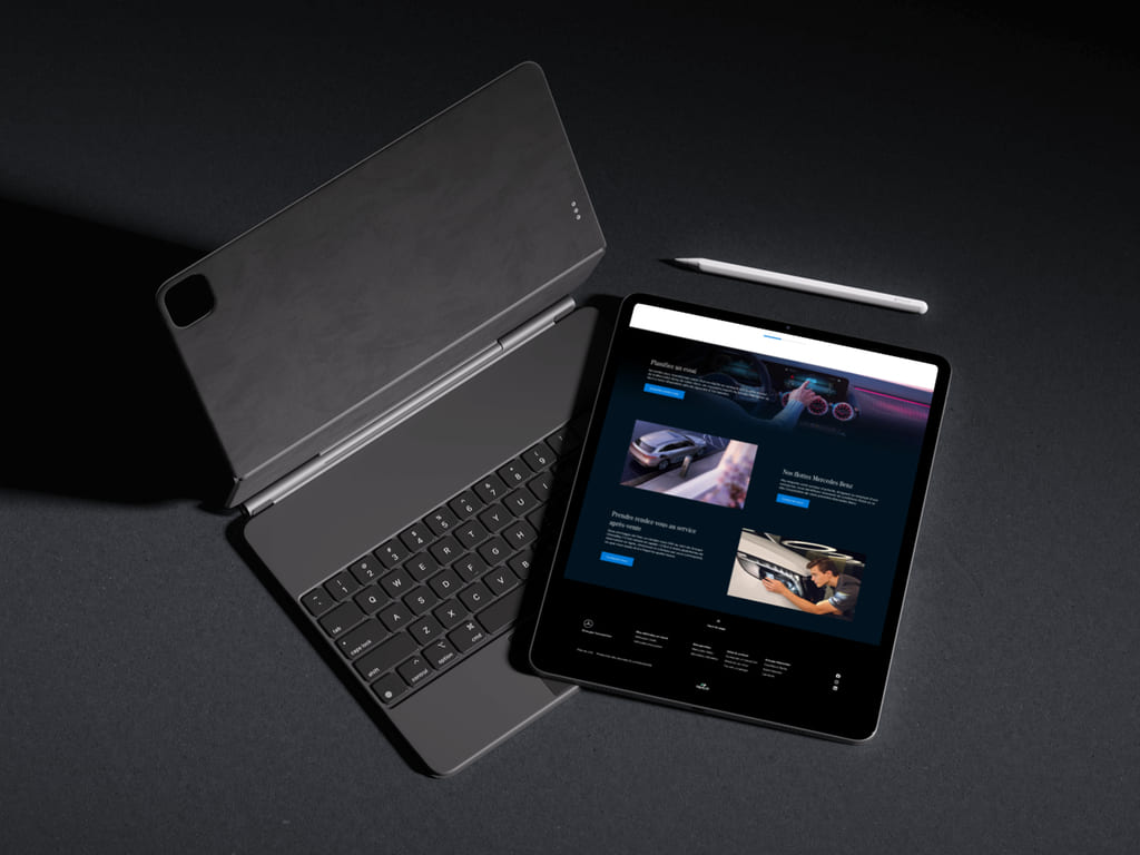 Tablette vue de face, montrant la page d'accueil du site concession Mercedes Benz