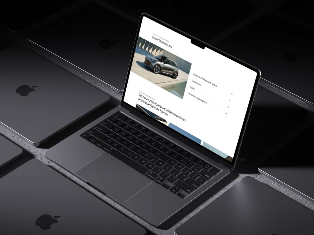 Ordinateur portable vue de face, montrant la page gamme du site concession smart