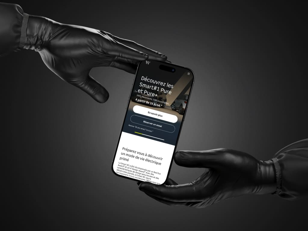 Smartphone tenu en main vue de face, montrant la page d'accueil du site concession smart