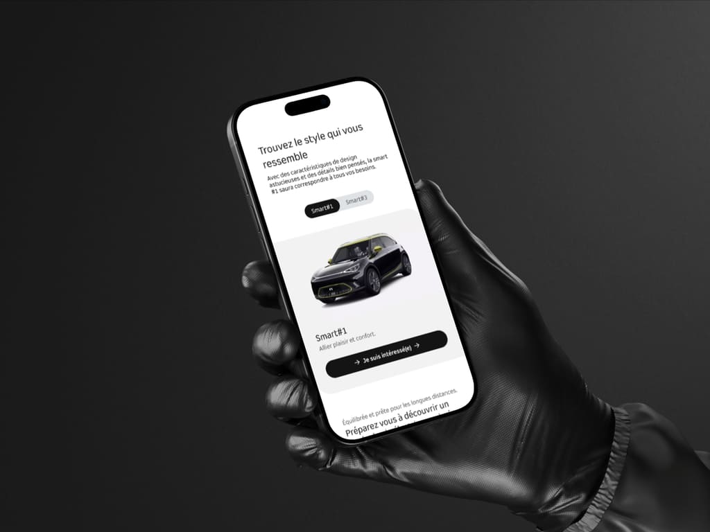 Smartphone tenu en main vue de profil, montrant la page d'accueil du site concession smart